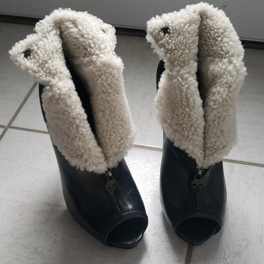 ALEXANDER MCQUEEN Faithful Shearling Ankle Boots...size 38... Black - Picture 4 of 8